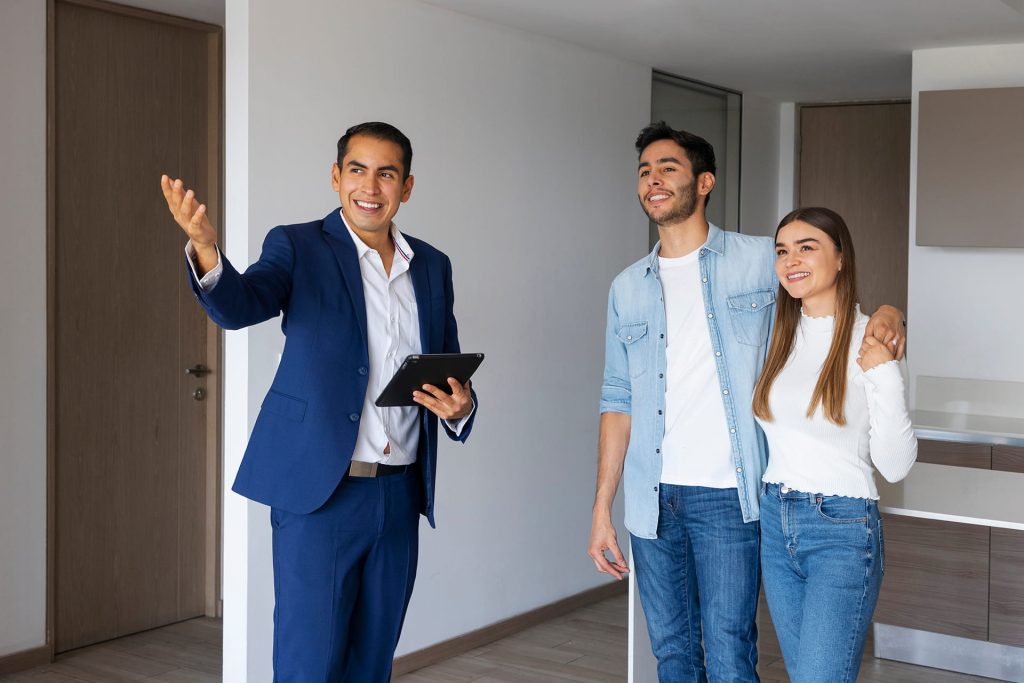 real-estate-agent-property-tour-apartment-viewing-new-home-visit-professional-realtor-client-consultation-1706810-pxhere.com
